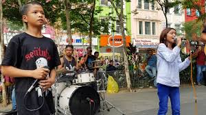 Peribahasa bagai pinang dibelah dua merupakan peribahasa berbahasa indonesia yang dimulai dengan huruf. Duet Mantap Sama Padan Bagai Pinang Dibelah Dua Disentuhan Buskers Memori Berkasih Youtube