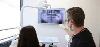 Weisheitszähne brechen in der regel im alter zwischen 18 und 25 jahren als hinterste backenzähne durch. Weisheitszahne Ziehen Implantate Oralchirurgie Esslingen
