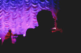 Natalia lafourcade es cantante, compositora, productora musical, diseñadora de. Diego Guillen Foto Una Pareja A Punto De Besarse De Fondo Natalia Lafourcade Oficial Cantando 3 Facebook