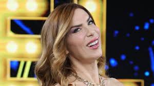 Veronica Maya si difende dalla pioggia di insulti: "Alle donne non è  consentito invecchiare"