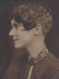 Effie Nicholas's Instagram, Twitter & Facebook