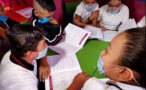 Pero tanto la comunidad educativa como las familias siguen pendientes de las decisiones que se tomen sobre el futuro del curso escolar. Veracruz Retrocede A Semaforo Amarillo Y Alumnos Vuelven A Clases Virtuales Tiempo Digital