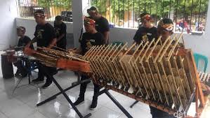 Musik merupakan salah satu media ungkapan kesenian. Pertunjukan Musik Angklung Ramaikan Perayaan Imlek Di Polman