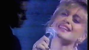 A început să cânte de la vârsta de 3 ani, pasiunea sa continuând în timpul școlii primare și al liceului. Buna Seara Iubite Loredana Live In Italy At Ariccia Festival 1990 Youtube