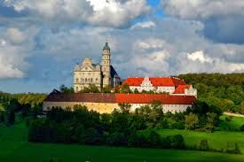 Heute bietet das tagungshaus im kloster neresheim seinen gästen 90 betten in insgesamt 54 zimmern und eine großartige aussicht auf die schwäbische ostalb. Abtei Neresheim Und Dossinger Tal Rundtour Gps Wanderatlas