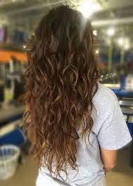 Are You Searching For Some Lovely Wavy Hairstyle For Yourself You Should Have A Hairstyle Lovely Searching Hair Styles Colored Curly Hair Long Wavy Hair