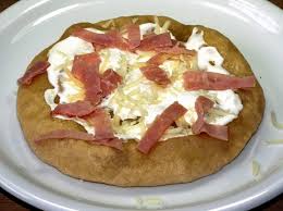 Langos Rezept Ungarisch Mit Saurer Sahne Schinken Und Kase Rezept Langos Rezept Rezepte Schinken Und Kase