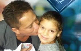 Menina realiza sonho de conhecer o cantor Leonardo em Goiás