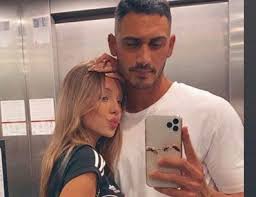 Sarah kohan lanza duro reclamo al chicharito por no estar cerca de sus hijos. L9wj19u8ve1rwm