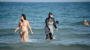 اثارت صورة رئيسة كرواتيا الجديدة مواقع التواصل الاجتماعي علي الفيس بوك وتوتير ، حيث تداولوا صورة كوليندا غرابار كيتارو فيتش ، وعلي الرغم من ان الصورة غير حقيقية ، وان سن رئيس كرواتيا الجديد هو 47 عاما ، بينما الصورة المتداولة علي الفيسبوك لفاتنه شقراء. Ø§Ù„Ø¥ÙŠÙ…Ø§Ù† Ø¹Ù†ØµØ± Ø¨Ø·Ù„Ø© Ø±Ø¦ÙŠØ³Ø© Ø§ÙˆÙƒØ±Ø§Ù†ÙŠØ§ Ø¨Ù…Ù„Ø§Ø¨Ø³ Ø§Ù„Ø¨Ø­Ø± Rottencommentatoes Com