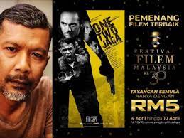 One two jaga' stars zahiril adzim, ario bayu, asmara abigail, amerul affendi the movie has a runtime of about 1 hr 20 min, and received a user score of 71 (out of 100) on. Menang Filem Terbaik One Two Jaga Kembali Ditayangkan