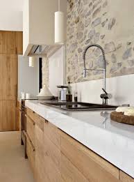 Moderna cocina rústica con muebles de cocina de madera oscura. Cocinas Rusticas Modernas Tendencias En Cocinas 2020