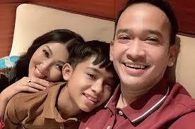 Enggak (nanya sudah punya pacar atau tidak), tapi kamu minta nomor telepon enggak sih? tanya sarwendah kepada ruben. Naik Darah Dengan Aksi Bocah Bau Kencur Yang Seenak Jidat Hina Betrand Peto Ruben Onsu Bela Mati Matian Anak Angkatnya Stop Menggunakan Kata Anak Pungut Semua Halaman Grid Hot