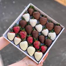 Tough cardboard chocolate covered strawberries box are available, with variants that are disposable in nature and can hold a lot of items together. Box Of Chocolate Covered Strawberries 3090 Rub Delivery In 3 H Flowwow Flower Delivery V Moskve