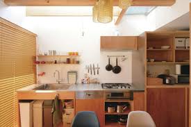 ラワン材で仕上げたオーダーメイド キッチン オープンラックを壁に設け 見せる収納 を上手にとり入れている キッチン部分も吹抜けになっているため 大きな高窓から光が注ぎ 清々しい気分で調理ができる 建築家とつくる家 mabuchi i型キッチン 家 ラワン