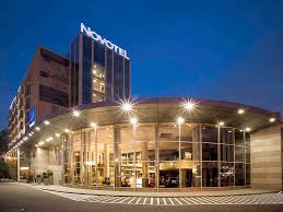 Z przystanku oddalonego o 50 metrów od budynku odjeżdżają sprzedaz@1sierpnia.pl. Novotel Warszawa Airport Hotel Blisko Lotnisk All