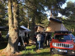 Retour Du Rassemblement Annuel France Bivouac Suv Jeep Renegade 4x4 Equipe D Une Tente De Toit Hussarde Quatro En Foret Tente De Toit Autocaravane Tourisme