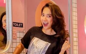 Download lagu kepompong dinda kirana mp3 dapat kamu download secara gratis di metrolagu. Dinda Kirana Unggah Foto Reuni Pemeran Kepompong Bikin Heboh