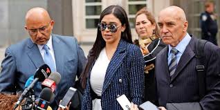 Emma coronel aispuro wurde in die ehe eingeführtschon mit achtzehn jahren heiratete sie el chapo. Bitte Abgelehnt El Chapo Darf Ehefrau Wahrend Prozess Nicht Umarmen