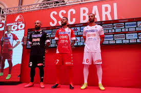 Organizzò nel 1997 il primo torneo vinto dal futuro pallone d'oro. Calcio Ecco Le Nuove Maglie Del Bari De Laurentiis Un Armatura Per Il Campo Foto