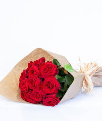 Vista superior del ramo de rosas en papel de regalo aislado sobre rojo. Molho De Rosas Vermelhas Fleurs A Lisbonne