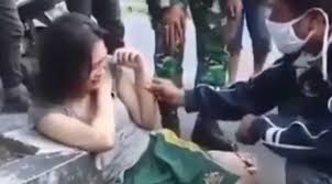 Ia menunjukkan dukungan pada palestina dengan. Wanita Cantik Diduga Depresi Menangis Di Pinggir Jalan Dan Hendak Bunuh Diri