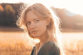 Why Is My Hair So Frizzy? 7 Tips to Tame Frizz