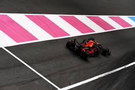 Il pilota olandese della red bull chiude in 1.31.001 davanti al rivale lewis hamilton, secondo in 1.31.237. 6afwlt3ssokwdm