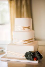 1 Tier Black And Gold Square Cake Brides Round Square Cake With Gold Stripes A Three Tiered Square And Round Wedding Ca Pasteles De Boda Modernos Pasteles De Boda Pasteles De Boda Redondos