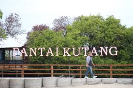 (harga tiket masuk wisata pantai karang song bisa berubah setiap waktu) meskipun murah, namun pesona keindahan yang disajikan tidak murahan dengan pantai indah dan hutan mangrove yang mempesona. Jelajah Pantai Kutang Dengan Lois Alamasedy