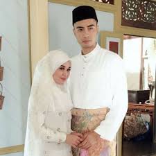Selama libur semester, dia memutuskan untuk menghabiskan waktu luangnya di malaysia. Biodata Emma Maembong Dan Aiman Hakim Ridza