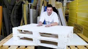 Utilisées pour créer des tables basses, des canapés ou encore des fauteuils, elles nous permettent de fabriquer des salons au look 100% récup' à des prix imbattables. Comment Faire Un Canape Palette De A A Z Les Tutos Du Fiston Youtube
