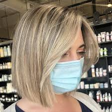 La frangetta a tendina non è solo un privilegio per chi ha i capelli lunghi, anzi: La Frangia A Tendina Va Sempre Di Moda Foto E Tutorial Per Ricrearla A Casa Capellistyle