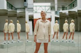 Lena gercke jedenfalls scheint ihren winter in spitzenwäsche zu verbringen. It S About You Lena Gercke Eine Doku So Privat Wie Noch Wie About You