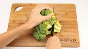 Se non utilizzate subito il broccolo, mettetelo in frigorifero per quanto riguarda la cottura, potete cuocere i broccoli al vapore o bollirli ed eventualmente poi ripassarli in padella. 3 Modi Per Lessare I Broccoli Wikihow