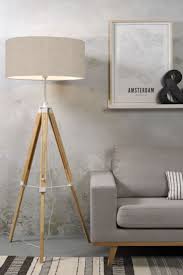 Moderne Tripod Stehlampe In 2020 Stehlampe Wohnzimmer Lampen Wohnzimmer Stehlampe Landhausstil