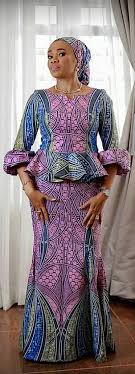 Le modèle de la robe est déjà très jolie mais la touche de tissu brillant doré vient relever la couleur du tissu pagne. Exclusive Vlisco Boutique Nigeria African Clothing Styles Latest African Fashion Dresses African Print Dresses