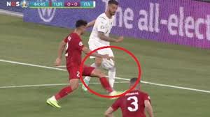 Lo strano caso della nazionale che piace a tutti la nazionale non solo vince e fa spettacolo, ma mette d'accordo tutti in un clima di condiviso entusiasmo che. Turchia Italia 0 3 Moviola Mano Di Celik In Area Manca Un Rigore Per Gli Azzurri Di Mancini Eurosport