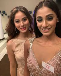 Not a namaste!? #PriyankaChopra was trying to do THIS after winning  #MissWorld 2000