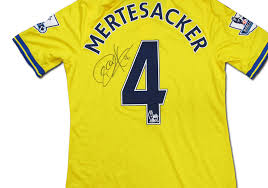 Trikots zählen zu den wichtigsten kleidungsstücken im mannschaftssport, denn sie symbolisieren nicht nur deine vereinszugehörigkeit, die oberteile unterstreichen auch deine individualität. Arsenal Trikot Mit Der Unterschrift Von Weltmeister Per Mertesacker