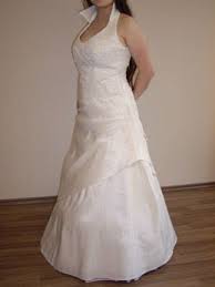 Das stylische brautkleid ist vorne kurz und hat hinten eine lange schleppe. Foto Galerie Brautkleider Cinderella Hamburg Brautkleid Kleider Kleid Mit Kragen