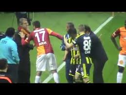 Brezilya'lı oyuncu felipe melo, emre belözoğlu'nu unutmadı. Emre Belozoglu Kufur Felipe Melo Kirmizi Kart Sonrasi Kavga Youtube