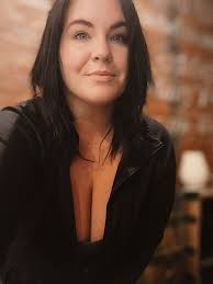 I'm currently stuck in bed with a back injury (10 weeks now 🙁) and the  pottery place I usually go to kindly dropped in some pottery for me to do  🎨🖌️ So