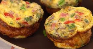 Vous Cherchez Une Nouvelle Idee A Dejeuner Qui Est Tout Aussi Facile A Preparer Que Delicieuse Essayez Ces Omelettes Food Omelette Omelette Muffins