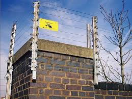 The first arm is the fence connected to the power terminal of the fence energiser. Electric Fence Topping Zaun Middle East