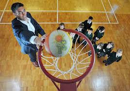 Este cel mai mare vulcan activ si cel mai inalt vulcan din lume, avand o inaltime de aproximativ 17.000 de metri. Cei Mai InalÅ£i Oameni Din Lume