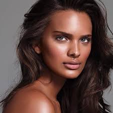 Com um futuro promissor e dona de uma beleza instigante, Taynara Resende, a  estrela do editorial "As nuances do jeans", comenta: "No meio da moda, você  precisa zelar pelo seu nome" -