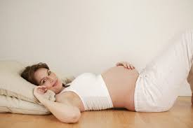 Placé entre les jambes en position allongée sur le côté (gauche pour dégager la veine cave située à droite), il permet de trouver. 6 Mois De Grossesse Vous Et Bebe A 6 Mois De Grossesse