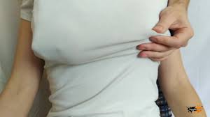 Gã đàn ông cắm sừng cắt áo phụ nữ để bú vú