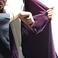 Et pourquoi ne pas prendre comme thématique le monde bien connu de harry potter et son univers de sorciers? Cape De Sorcier Gryffondor Harry Potter The Little Wizard S Brussels House